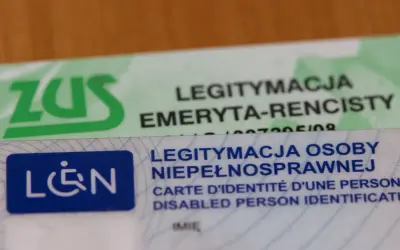 Legitymacja osoby niepełnosprawnej i legitymacja emeryta-rencisty ZUS.