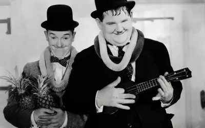 Laurel et Hardy, l'un tenant des ananas, l'autre jouant d'un ukulélé, évoquent l'origine hawaïenne de cet instrument.