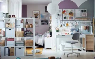 Ett kreativt ungdoms rum med pysselhörna, säng och förvaring. Här finns plats för både studier och fritid.
