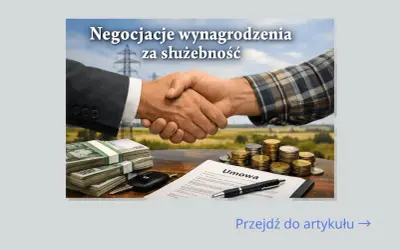Uścisk dłoni symbolizuje negocjacje wynagrodzenia za służebność przesyłu. Na stole stosy pieniędzy, monety, umowa i kluczyki do auta.