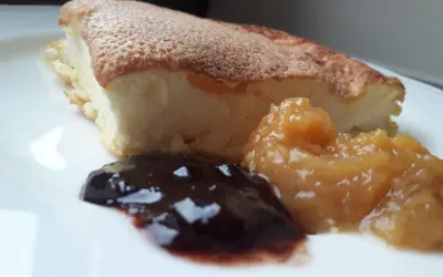 Puszysty omlet bez mąki, podany z dżemem i musem jabłkowym. Idealny na lekki posiłek.