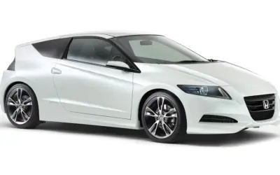 Biały sportowy Honda CRZ z przyciemnianymi szybami i felgami.