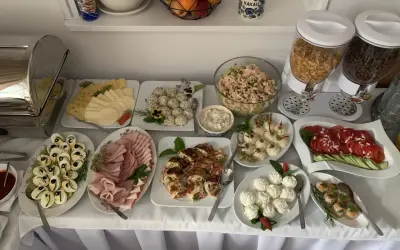 Pyszne śniadanie w Karwi: sery, wędliny, jajka faszerowane, sałatki, rolady i płatki. Idealne karwia noclegi ze śniadaniem.