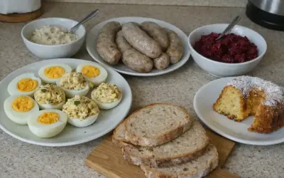 Tradycyjne śniadanie wielkanocne: jajka faszerowane, biała kiełbasa, chrzan, ćwikła, chleb i babka.