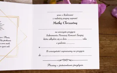 Zaproszenie na komunię dla Matki Chrzestnej. Wzór z tekstem "jak wypisać zaproszenie na komunię dla dziadków" i złotym motywem.