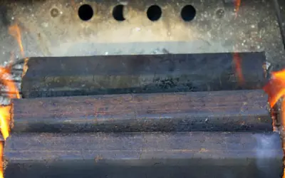 Holzofen richtig heizen: Briketts brennen mit Flammen.