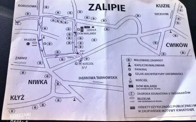 Mapa Zalipia z zaznaczoną trasą spacerową. Widać tu m.in. szkołę, dom Malarek, muzeum i kościół.