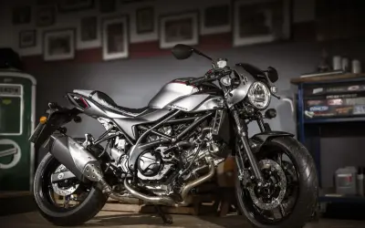 Stylowy Suzuki SV650X w kolorze srebrnym, gotowy do jazdy.