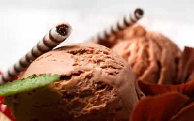 Czekoladowe, najprostsze lody domowe z wafelkami i miętą.