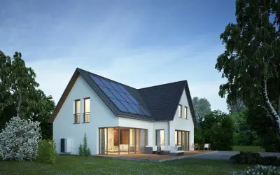 Modernes Haus mit Solaranlage auf dem Dach. Die Dachsanierung mit PV-Pflicht ist eine zukunftsorientierte Entscheidung für nachhaltige Energie.