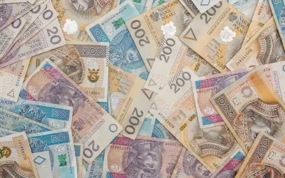 Stos banknotów 200 zł, 50 zł i 20 zł. Idealna darowizna dla żony w trakcie małżeństwa, by spełnić jej marzenia.