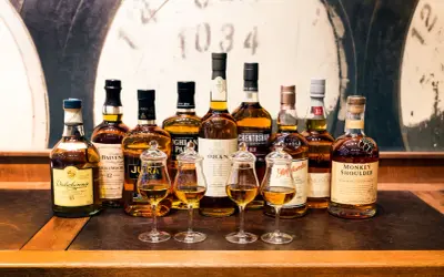 Kolekcja whisky single malt, gdzie "single malt" oznacza destylat z jednej słodowanej jęczmienia, z jednej destylarni.