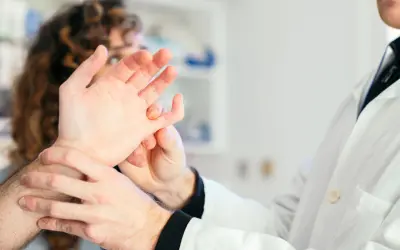 Ból mięśni i ścięgien: Do jakiego lekarza? Ortopeda czy reumatolog?