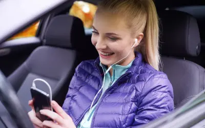 Pauza w trasie: 5 pomysłów na relaks i rozwój ze smartfonem