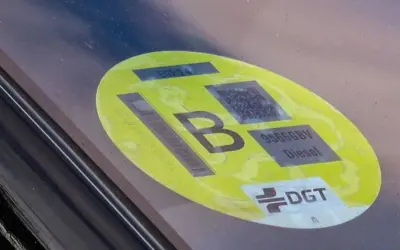Etiqueta b de la DGT en un parabrisas, indicando EURO 4 y motor diésel.