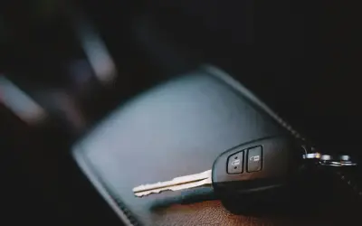Kluczyk samochodowy na ciemnym tle. Zastanawiasz się, ile kosztuje dorobienie klucza?
