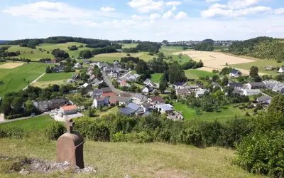 Ein malerisches Dorf mit roten Dächern und grünen Hügeln, das an die Toskana erinnert – die Toskana der Eifel.