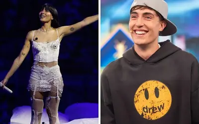 Aitana canta en el escenario con un traje blanco y su novio, Sebastián Yatra, sonríe con una gorra gris.