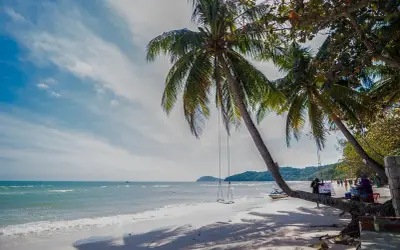 Huśtawka na palmie na plaży, idealne miejsce na relaks. Phu Quoc atrakcje to raj dla turystów.