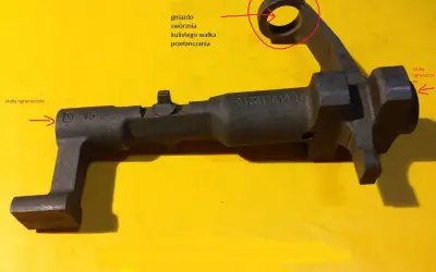 Metalowy wybierak skrzyni biegów z oznaczeniami i gniazdem sworznia.