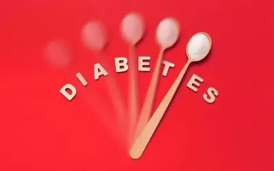 Holzlöffel mit Zucker, die das Wort "DIABETES" bilden. Ein Hinweis auf die Herausforderungen bei schwerbehinderung, diabetes typ 2 und bluthochdruck.