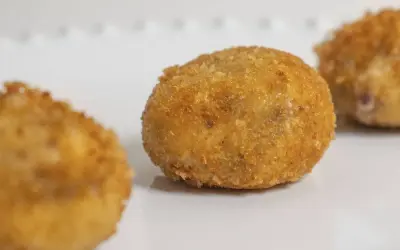 Croquetas doradas y crujientes, perfectas para conocer las medidas exactas de masa croquetas.