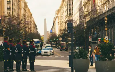 Uliczny patrol w Buenos Aires, Argentyna. Bezpieczeństwo miasta strzeżone przez żołnierzy w historycznych mundurach, na tle obelisku i zabytkowych budynków.