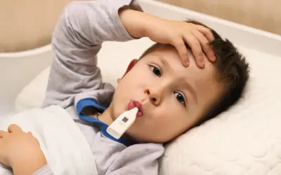 Chłopiec z termometrem w ustach, sprawdzający, jaki termometr jest najdokładniejszy.