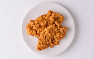 Chrupiące strips KFC na talerzu. Zastanawiasz się nad ich kcal?