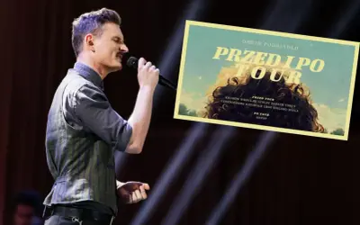 Dawid Podsiadło śpiewa na koncercie. Obok plakat "Przed i po Tour" z miastami i informacją o dawid podsiadło bilety cena.