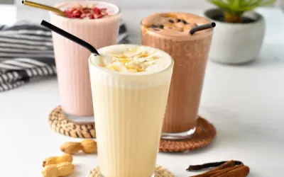 Drei leckere Protein-Shake-Rezepte: Vanille mit Kokosflocken, Beere und Schokolade. Perfekt für nach dem Training!