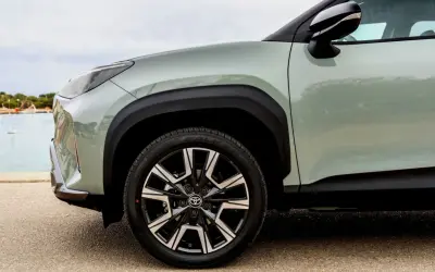 Zbliżenie na zielony Toyota Yaris Cross z czarnymi felgami. Idealny do miasta, niskie spalanie.