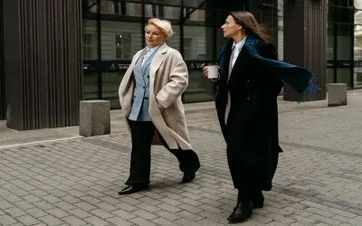 Warstwowe stylizacje do biura zimą: Elegancja bez dodawania objętości?