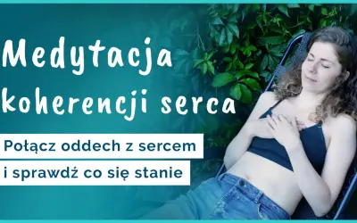 Kobieta w pozycji leżącej, z dłońmi na sercu, praktykuje medytację koherencji serca. Napis: "Połącz oddech z sercem i sprawdź, co się stanie".