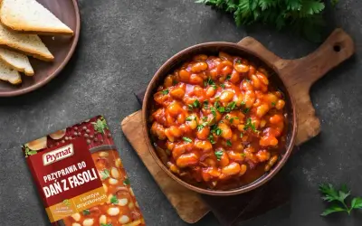 Fasolka w sosie pomidorowym, idealna z pieczywem. Przyprawa Prymat do dań z fasoli sprawi, że będzie smakować wyśmienicie.