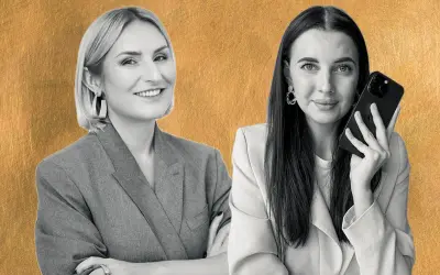 Dwie kobiety w eleganckich strojach, jedna z telefonem, zastanawiają się, jak pomnożyć 50 zł.