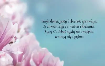 Delikatne, różowe kwiaty magnolii na błękitnym tle. Tekst: "Twoje słowa, gesty i obecność sprawiają, że zawsze czuję się ważna i kochana. Życzę Ci, żebyś nigdy nie zwątpiła w swoją siłę i piękno." Wszystkiego najlepszego z okazji Dnia Mamy!
