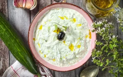 Cremiger Tzatziki mit Gurke, Knoblauch und Olivenöl. Ein einfaches Tzatziki Rezept für den perfekten Dip.