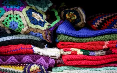Tessuti colorati all'uncinetto, un'esplosione di creatività con uncinetto idee originali. Coperte e cuscini in pile di lana.