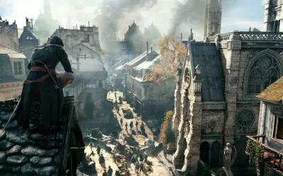 Postać w kapturze obserwuje z dachu zgiełk ulicy w Paryżu, gdzie rozgrywa się akcja gry AC Unity.