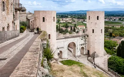 Porta Romana a Perugia, un'antica porta cittadina con torri medievali, perfetta per esplorare Perugia e dintorni in 3 giorni.