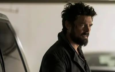 Karl Urban mit zerzaustem Haar und Bart, bereit für seine nächsten Filme und Serien.