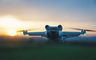 Eine Drohne fliegt im Abendlicht über ein Feld in Spanien.