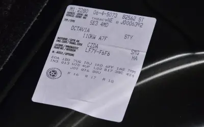 Naklejka z danymi pojazdu, w tym kod silnika po VIN VW dla Octavii.
