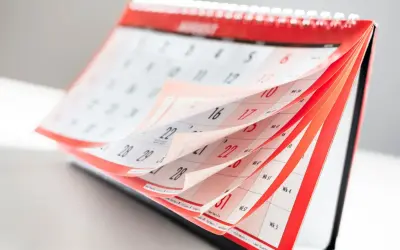 Strony kalendarza obracają się, symbolizując upływ czasu i zbliżające się zatwierdzenie sprawozdania finansowego.