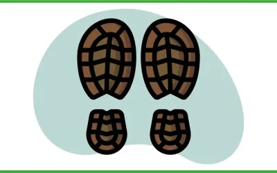 Impronte di scarpe marroni su sfondo azzurro. Guida su come togliere macchie di fango dalle calzature.