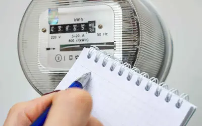 Zapisywanie odczytu licznika energii elektrycznej, by dowiedzieć się, jak obliczyć zużycie prądu.