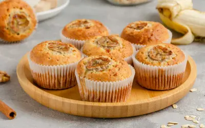 Deliciosas magdalenas bebe de plátano y avena, perfectas para un desayuno o merienda.
