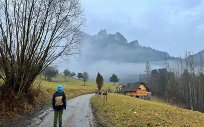Droga przez Pieniny, gdzie są malownicze chatki i mgliste szczyty.