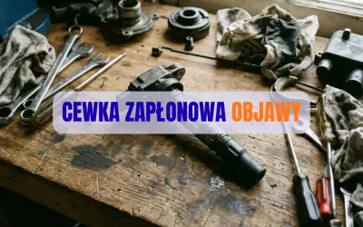 Warsztat samochodowy z narzędziami i częściami. Widoczna cewka zapłonowa, klucze, śrubokręty i szmaty.